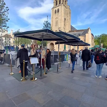 Le Marais,center ,5 Minute Eiffel Tour And Louvre Meusm ,1 Mins Metro